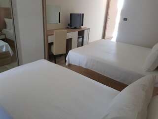 Отель Hotel Franca Тиват Двухместный номер с 2 отдельными кроватями и балконом-1